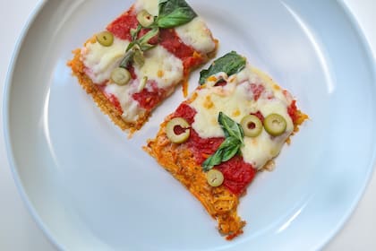 Pizza de mozzarella con "masa" de zanahoria