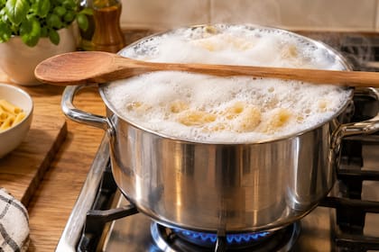 Por qué colocar una cuchara de madera sobre tu olla al cocinar