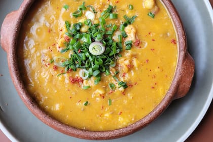 Porotos blancos y distintos cortes de carne forman parte de los ingredientes del locro que preparan en el restaurante Raíces.