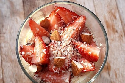 Postre de chocolate, mascarpone y frutillas por Lucio Marini