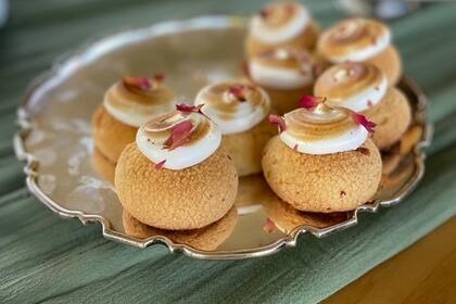Profiteroles con curd de limón y merengue