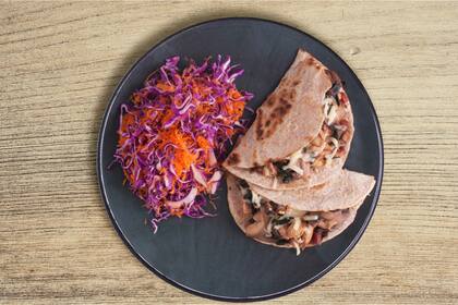 Quesadillas de pollo, hongos y hojas de remolacha