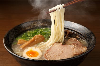 Ramen de fideos con caldo de pollo.