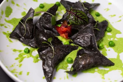 Ravioles negros a la tinta de calamar rellenos de salmón.