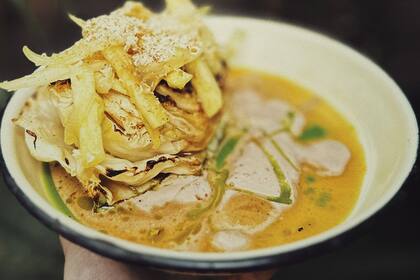 Repollo braseado con salsa de nueces fermentada