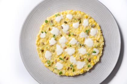 Risotto de maíz, queso de cabra y semillas de zapallo