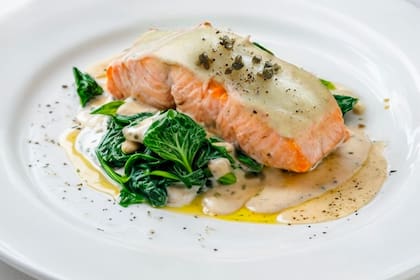 Salmón con salsa cremosa de alcaparras