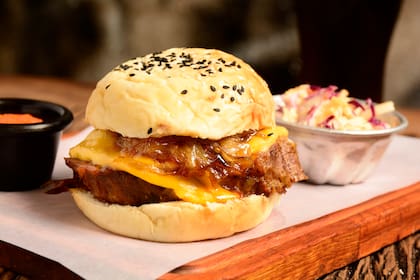 Sandwich de bondiola braseada a la cerveza