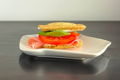 Sándwich de jamón y queso en pan de lino