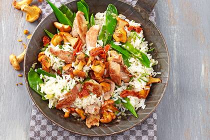 Sartén de arroz con cerdo y hongos frescos