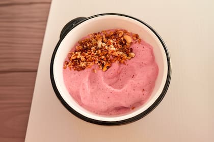 Smoothie de frutos rojos, palta y leche de almendras