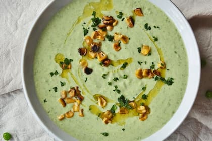 Sopa de arvejas, zucchini y choclo quemado