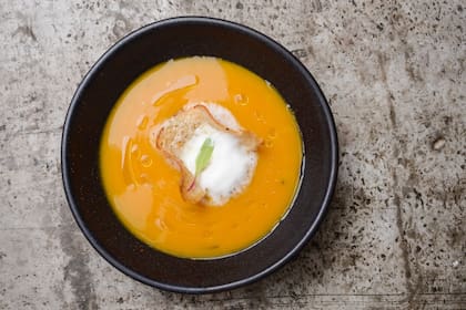 Sopa de calabaza y maíz blanco
