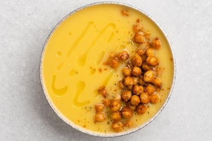 Sopa de garbanzos y cebollas asadas
