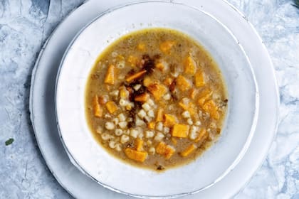 Sopa de lentejas con batata y pasta