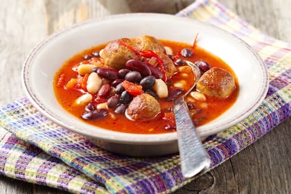 Sopa picante de legumbres con albóndigas