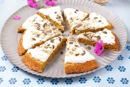 Tarta de zanahorias y semillas con yogur a la lima