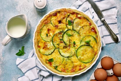 Tarta de zapallitos con crocante de quinoa y salsa cremosa.