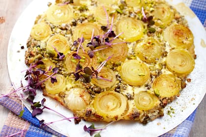 Tarta invertida de cebollas y pistachos.