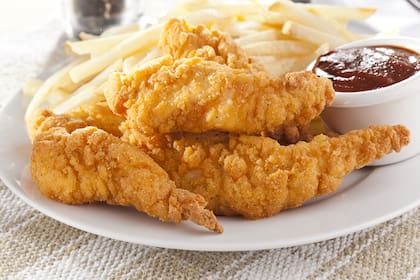 Tenders de pollo en freidora de aire. Pollo frito
