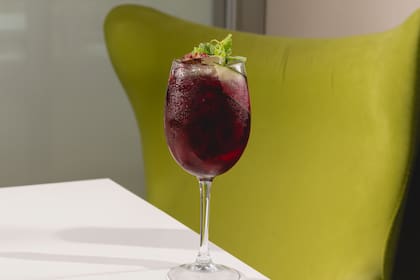 Tinto con jugo de limón, almíbar y agua tónica