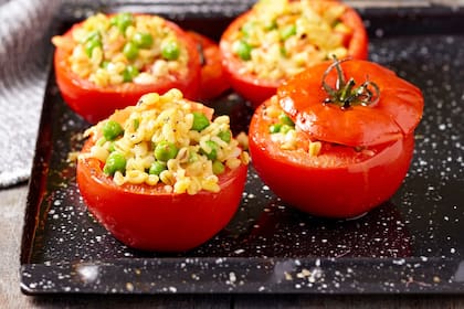 Tomates rellenos con arvejas y cuscús