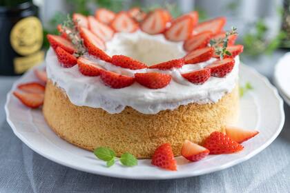 Torta chiffon con frutillas y crema chantilly.