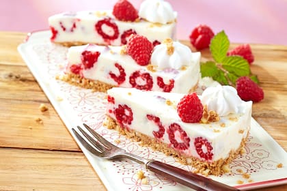 Torta de yogur y frambuesas con
base de galletitas