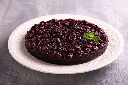 Torta invertida de cerezas y chocolate
