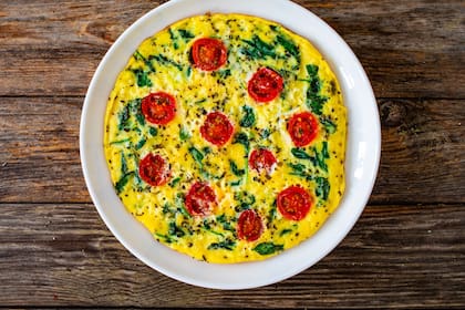 Tortilla francesa de espinaca y tomates grillados