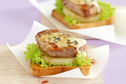 Tostada de medallón de lomo con ananá y gorgonzola