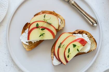 Tostadas con ricota y manzana