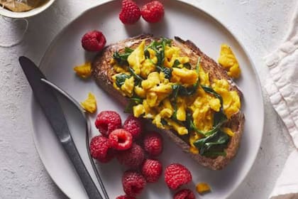 Tostadas de huevo y espinaca con frutos rojos