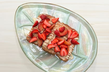 Tostadas francesas con frutillas y pasta de maní
