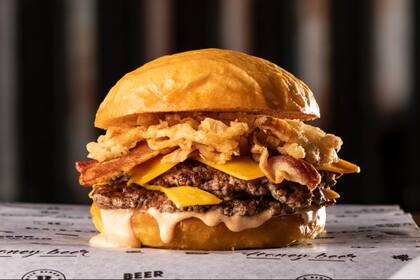 Tres cocineros de renombre comparten los ingredientes que si o si tiene que tener una hamburguesa, tips para que quede deliciosa y las tendencias que se vienen a futuro