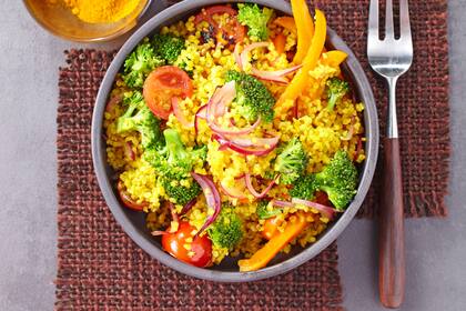 Trigo burgol al curry con brócoli