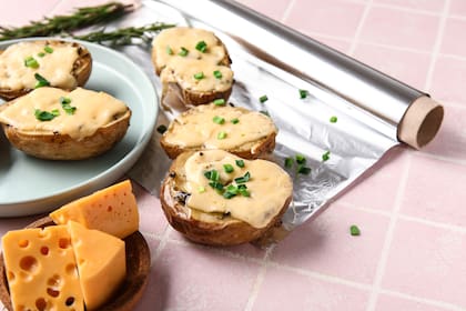 Un experimento revela qué lado del papel aluminio es para la comida caliente y cuál para la fría