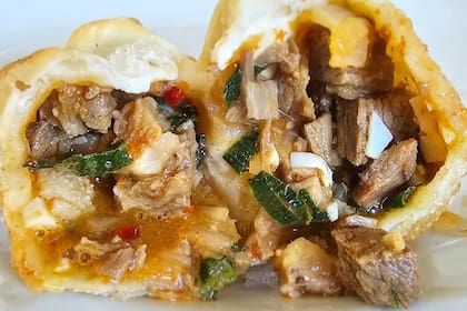 Un experto revela todo lo que hay que tener en cuenta para que las empanadas tucumanas salgan jugosas y comparte su receta