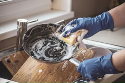 Un ingrediente presente en la mayoría de las casas puede arrancar la grasa de las sartenes sin dañarlas