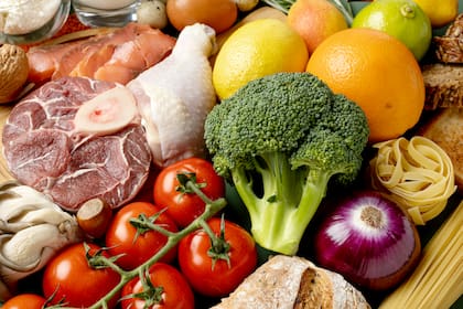 Una dieta equilibrada que incluya carnes magras, pescado y una buena variedad de frutas y verduras es clave para mantener niveles saludables de hierro (Foto de carácter ilustrativo: Freepik)