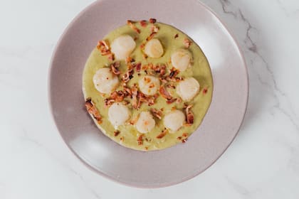 Vieiras con crema de papa, puerro, provolone y panceta crocante