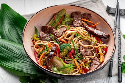 Wok de cerdo y fideos de legumbres
