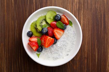Yogur griego con frutos secos, chía y fruta