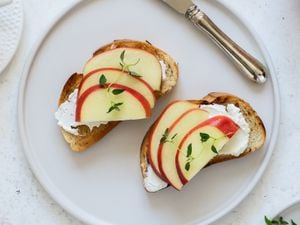 Tostadas con ricota y manzana